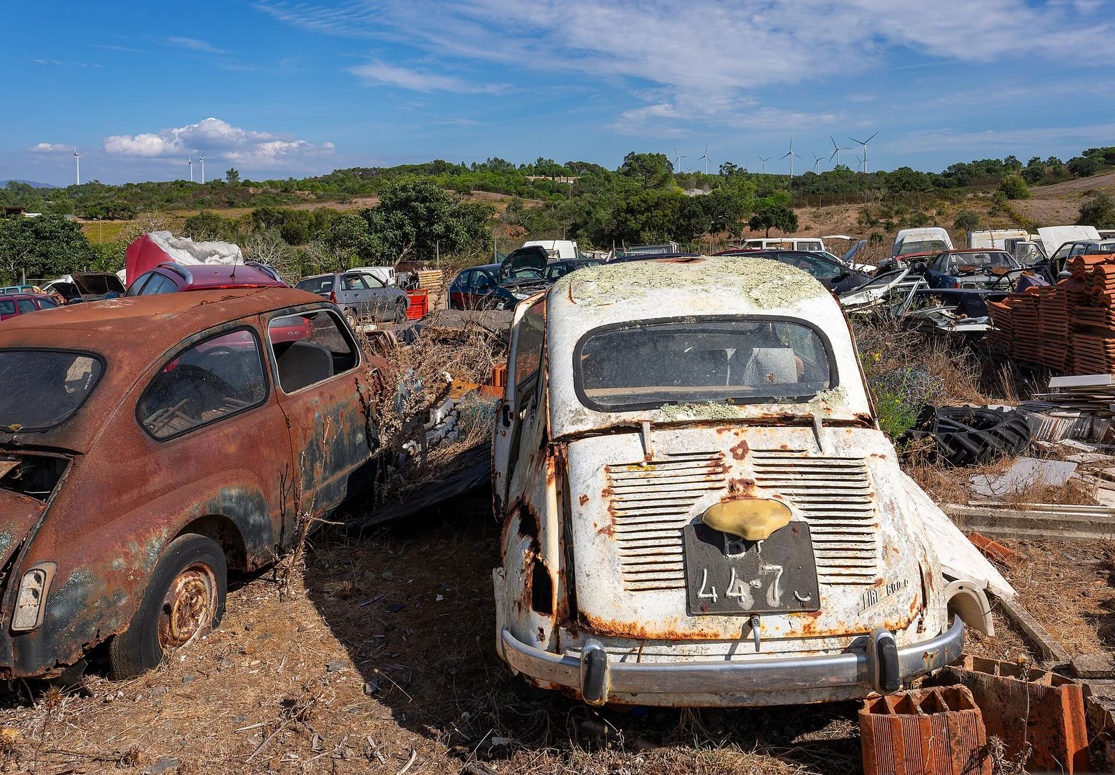 Véhicules hors d’usage dans une casse automobile au Portugal.